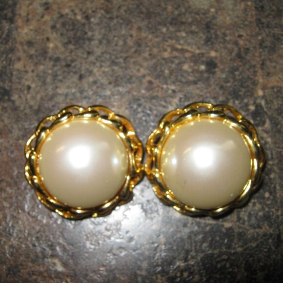 Vintage Carolee Pearl Gold Clip Earrings. - Picture 1 of 4